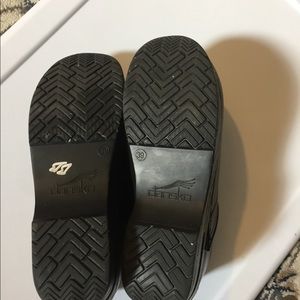 Dansko Shoes - Dansko clogs - black size 39 (8.5-9) Dansko Shoes - Dansko clogs - black size 39 (8.5-9)